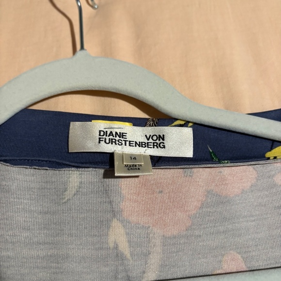 DVF BLUE SILK FLORAL WRAP DRESS - Picture 4 of 7